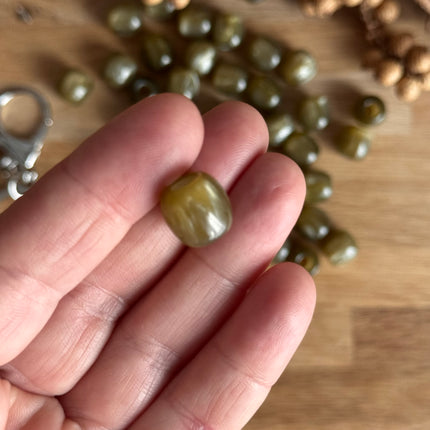 1 x Olivegrüne Harz Fassperle mit großem Loch für DIY Schlüssel- und Taschenanhänger