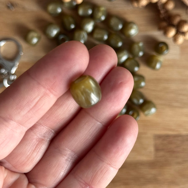 1 x Olivegrüne Harz Fassperle mit großem Loch für DIY Schlüssel- und Taschenanhänger