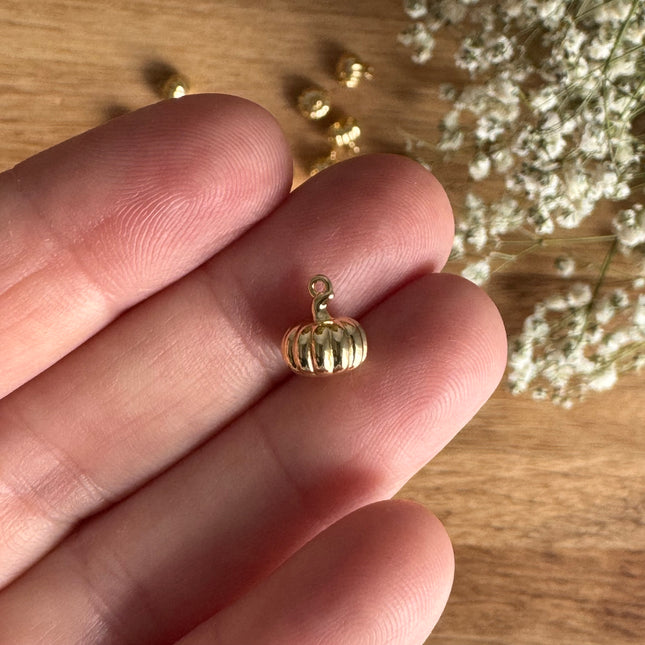 1 x Kürbis Anhänger 14K vergoldet (nickelfrei) - 8 x 8 mm Mikro Makramee Schmuck