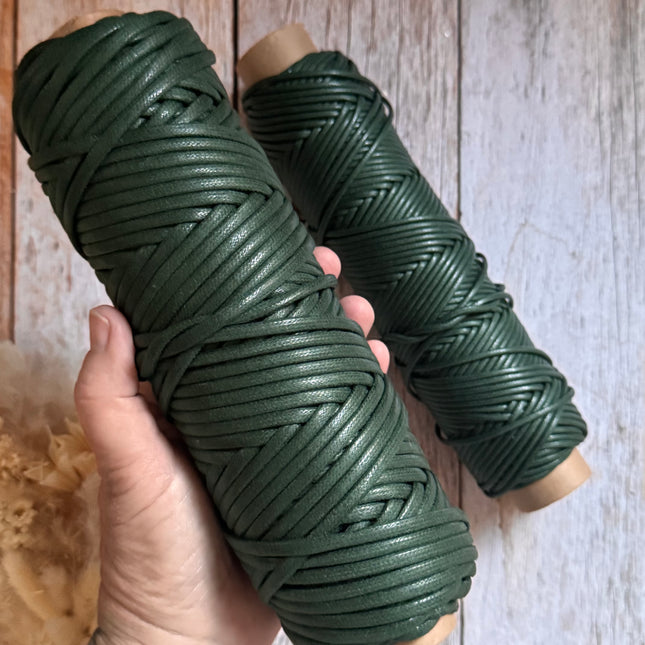 1x Makramee Garn in Lederoptik | in Dunkelgrün | Länge 50 m | Für Makramee, Schmuck & DIY‘s