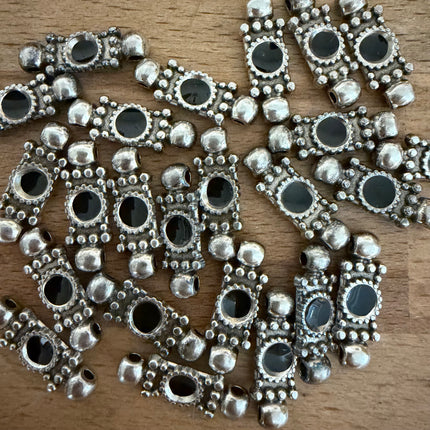 1 x Verbinder| Zinklegierung & Epoxidharz | in Silber & Schwarz | 21 x 7 mm | Für Mikromakramee, Schmuck & DIY‘s