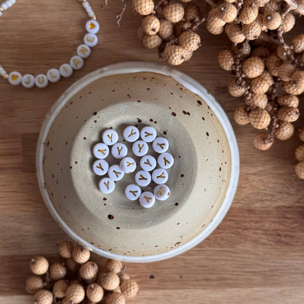 Weiß Gold Acryl Buchstabenperlen für personalisierte DIY- und Makramee-Projekte