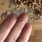 1 x kleiner silberner Zwischenring mit großem Loch für DIY Schlüssel- und Taschenanhänger
