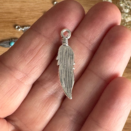 1 x Federanhänger | in Antikem Silber mit Türkis | 26 x 8 mm | Für Mikromakramee, Schmuck & DIY‘s