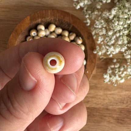 10 x Hellbraune runde Perlen aus Keramik | 8 mm | Für Mikromakramee, Schmuck & DIY‘s