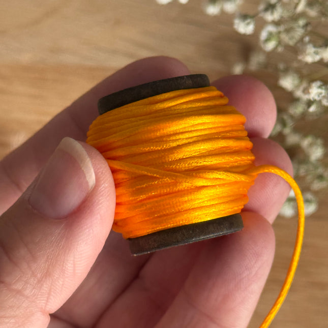 1 x Sonnengelbe Schmuck Kordel in Seidenoptik  | ø 1,2 mm x 10 m | Für Mikromakramee, Schmuck & DIY‘s