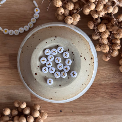 Weiß Gold Acryl Buchstabenperlen für personalisierte DIY- und Makramee-Projekte