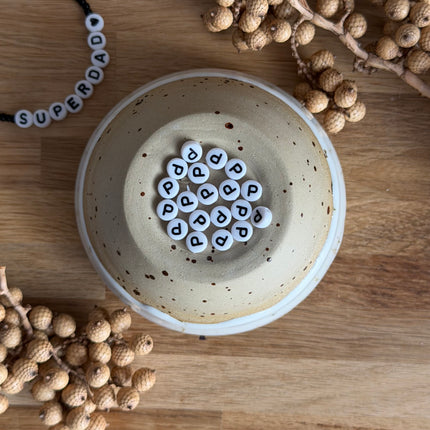 1 x Weiß Schwarz A-Z Buchstabenperlen Acryl  für personalisierte DIY- und Makramee-Projekte