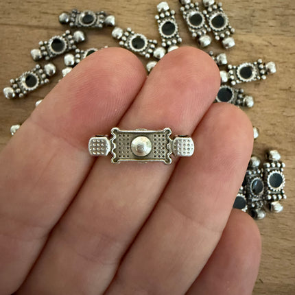 1 x Verbinder| Zinklegierung & Epoxidharz | in Silber & Schwarz | 21 x 7 mm | Für Mikromakramee, Schmuck & DIY‘s