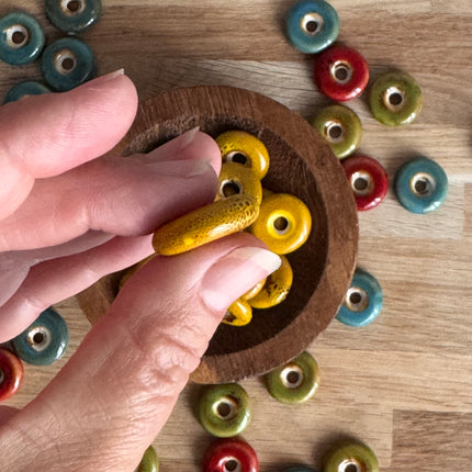 1 x Flache Perle Donut aus Keramik | in Sonnengelb  | Für Mikromakramee, Schmuck & DIY‘s