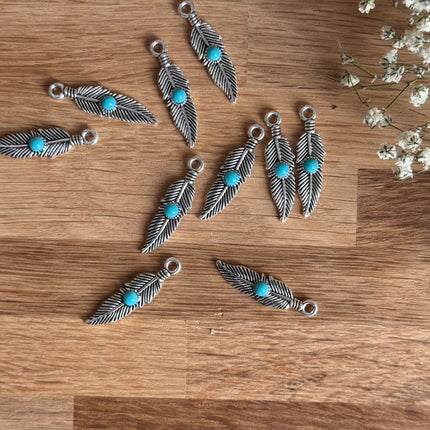 1 x Federanhänger | in Antikem Silber mit Türkis | 26 x 8 mm | Für Mikromakramee, Schmuck & DIY‘s