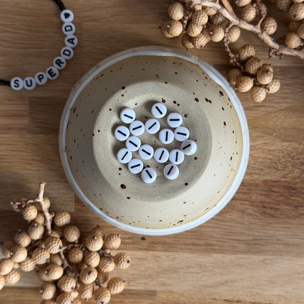 1 x Weiß Schwarz A-Z Buchstabenperlen Acryl  für personalisierte DIY- und Makramee-Projekte