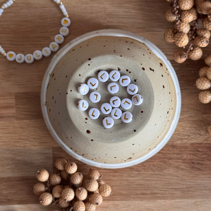 Weiß Gold Acryl Buchstabenperlen für personalisierte DIY- und Makramee-Projekte