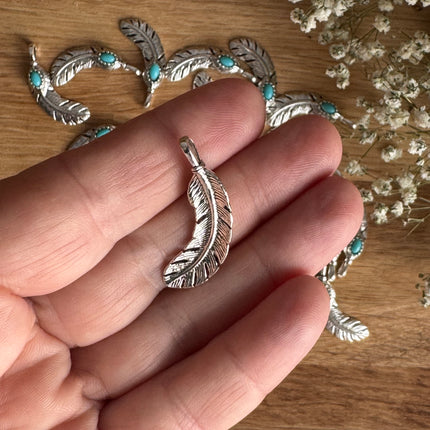 1 x Federanhänger | in Antikem Silber mit Türkis | 30 x 8 mm | Für Mikromakramee, Schmuck & DIY‘s