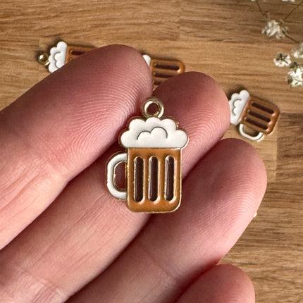 1 x Bierkrug-Anhänger | in Gold-Braun-Weiß | 18 x 11 mm | Für Mikromakramee, Schmuck & DIY‘s