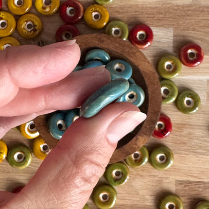 1 x Flache Perle Donut aus Keramik | in Türkis | Für Mikromakramee, Schmuck & DIY‘s