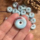 1 x Flache Perle Donut aus Keramik | Hellblau | Für Mikromakramee, Schmuck & DIY‘s