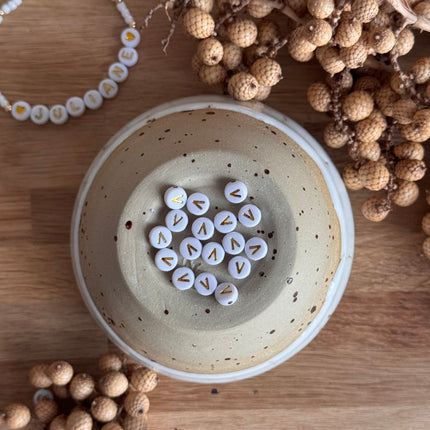 Weiß Gold Acryl Buchstabenperlen für personalisierte DIY- und Makramee-Projekte