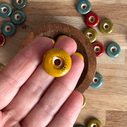 1 x Flache Perle Donut aus Keramik | in Sonnengelb  | Für Mikromakramee, Schmuck & DIY‘s