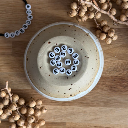 1 x Weiß Schwarz A-Z Buchstabenperlen Acryl  für personalisierte DIY- und Makramee-Projekte