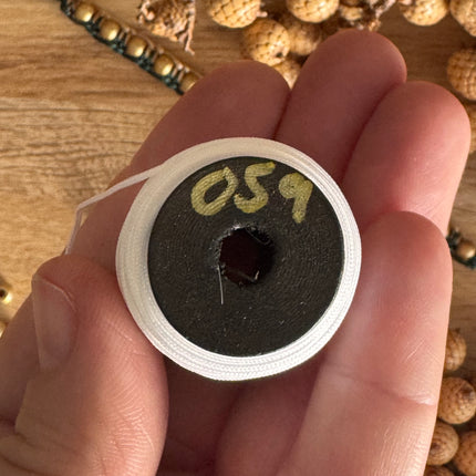 1 x 10 m Weiß (059) | Ungewachstes Polyestergarn 1 mm für Mikro Makramee | Schmuckherstellung DIY