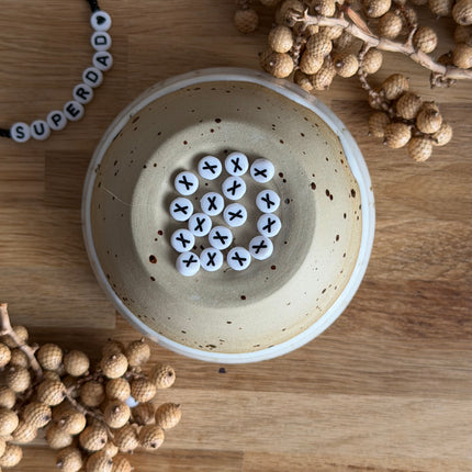 1 x Weiß Schwarz A-Z Buchstabenperlen Acryl  für personalisierte DIY- und Makramee-Projekte