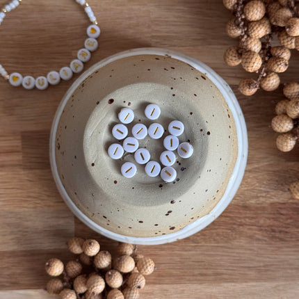 Weiß Gold Acryl Buchstabenperlen für personalisierte DIY- und Makramee-Projekte