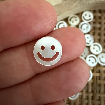 1 x Smiley Verbinder Muschel| Naturweiß| ca. 10mm (Ø0.7mm) | Mikro, Makramee, Schmuck & DIY‘s