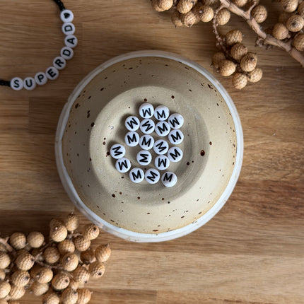 1 x Weiß Schwarz A-Z Buchstabenperlen Acryl  für personalisierte DIY- und Makramee-Projekte