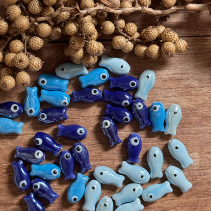 1 x Hellblau & Dunkelblau Fisch Perle aus Keramik | 19 x 10 mm | Für Mikromakramee, Schmuck & DIY‘s