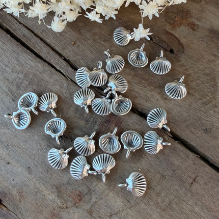 1 x Muschel-Anhänger Silberfarben (Rostfreier Stahl) – Maritime Schmuckanhänger für Makramee & DIY-Schmuck