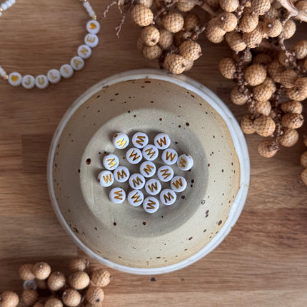 Weiß Gold Acryl Buchstabenperlen für personalisierte DIY- und Makramee-Projekte