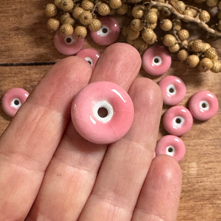 1 x Flache Perle Donut aus Keramik | Rosa| Für Mikromakramee, Schmuck & DIY‘s