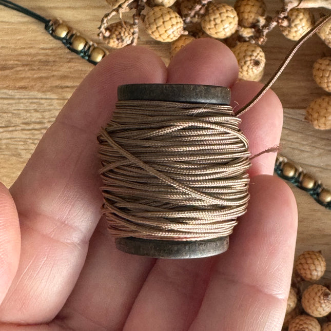 1 x 10 m Braun (063) | Ungewachstes Polyestergarn 1 mm für Mikro Makramee | Schmuckherstellung DIY