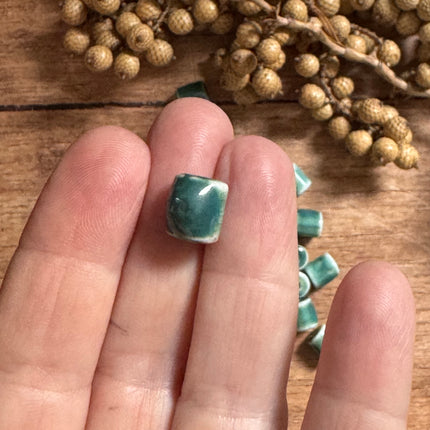 2 x türkise Keramik Rohrperlen handgefertigt | Für Mikromakramee, Schmuck & DIY‘s
