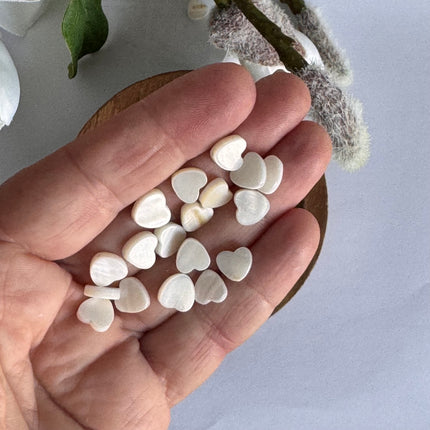 5 x Mother-of-pearl hearts - a beautiful highlight for your jewelry creations | 8 mm (0.7 mm hole)