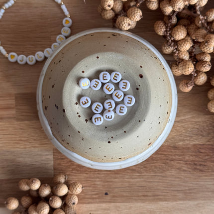 Weiß Gold Acryl Buchstabenperlen für personalisierte DIY- und Makramee-Projekte