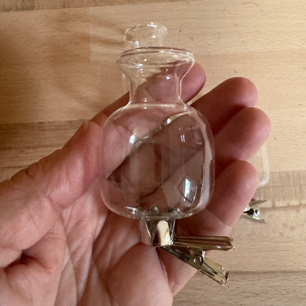 1 x Small vase with clip (7x3.5cm)