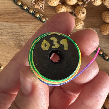 1 x 10 m Regenbogen (039) | Ungewachstes Polyestergarn 1 mm für Mikro Makramee | Schmuckherstellung DIY