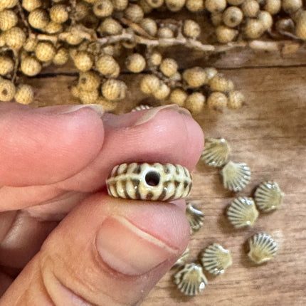1 x Hellbraun Handgefertigte Muschelperle aus Keramik | Für Mikromakramee, Schmuck & DIY‘s