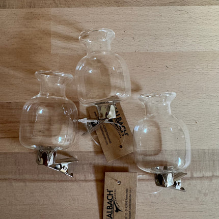 1 x Small vase with clip (7x3.5cm)