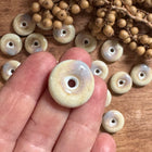 1 x Flache Perle Donut aus Keramik | Beige | Für Mikromakramee, Schmuck & DIY‘s