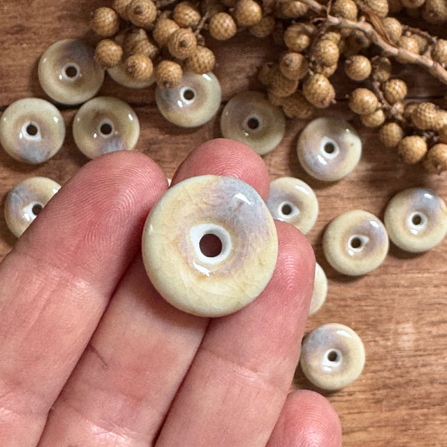 1 x Flache Perle Donut aus Keramik | Beige | Für Mikromakramee, Schmuck & DIY‘s