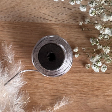 1 x Silberne Schmuck Kordel in Seidenoptik  | ø 1,2 mm x 10 m | Für Mikromakramee, Schmuck & DIY‘s