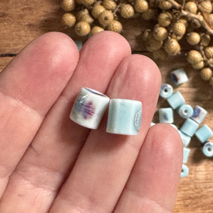 2 x hellblaue Keramik Rohrperlen handgefertigt | Für Mikromakramee, Schmuck & DIY‘s