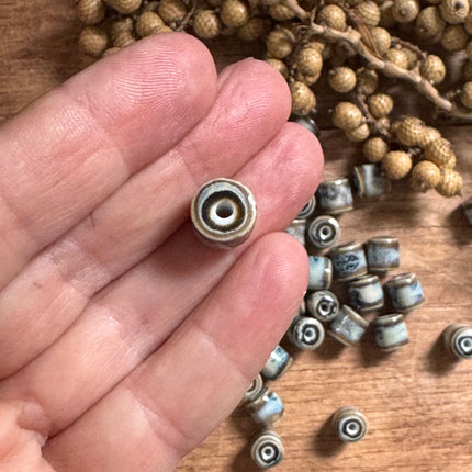 2 x braun blaue Keramik Rohrperlen handgefertigt | Für Mikromakramee, Schmuck & DIY‘s