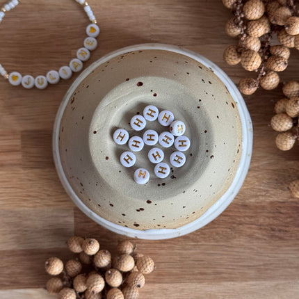 Weiß Gold Acryl Buchstabenperlen für personalisierte DIY- und Makramee-Projekte