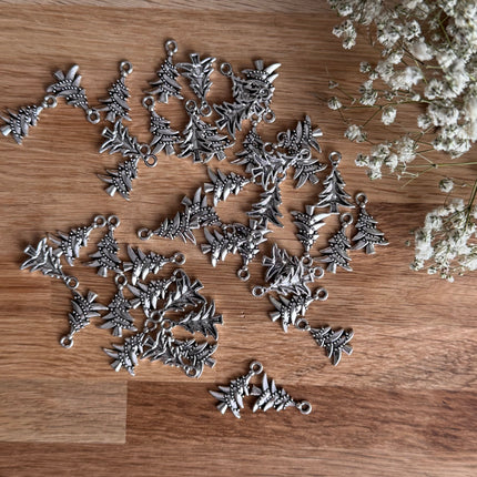 2 x Weihnachtsbaum Anhänger | in Silber | Für Mikromakramee, Schmuck & DIY‘s