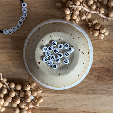 1 x Weiß Schwarz A-Z Buchstabenperlen Acryl  für personalisierte DIY- und Makramee-Projekte