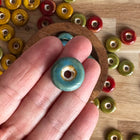 1 x Flache Perle Donut aus Keramik | in Türkis | Für Mikromakramee, Schmuck & DIY‘s